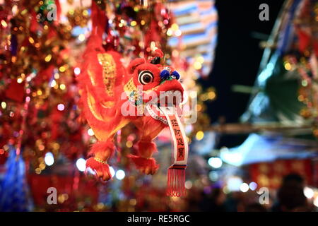 Im chinesischen Stil lion Dekoration in Hongkong Flohmarkt bei Nacht Stockfoto