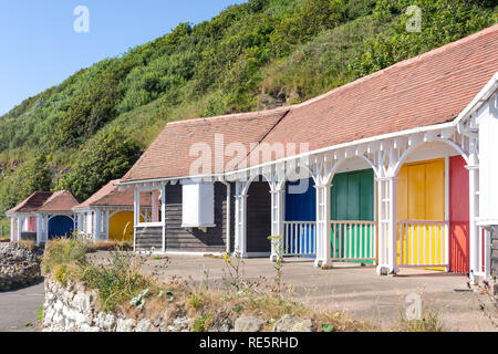 Bunten Badekabinen über Scarborough Beach, Scarborough, North Yorkshire, England, Großbritannien Stockfoto