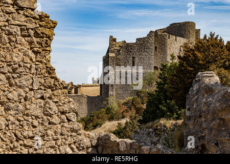 Burg Peyrepertuse in den französischen Pyrenäen Stockfoto