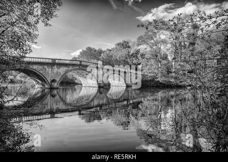 Dies ist die Humped back Bridge, die in Clumber Park in Nottinghamshire liegt. Diese Brücke ist ein ganz besonderes Wahrzeichen für den Park und uns Noitts f Stockfoto