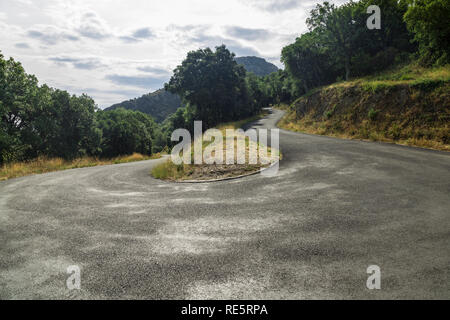 Serpentinen in den französischen Pyrenäen Stockfoto