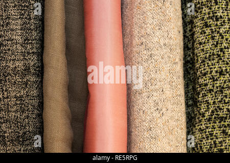 Verschiedene Kleidung Texturen aus feinem Tuch in einer Schneiderei. Bunte Gewebe. Kleidung Design für Frauen und Männer. Leinen, Baumwolle, Seide Stockfoto