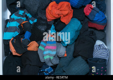 Verwendet Socke in Holz Fach, Mann und Frauen socken in einer geöffneten Schublade, warme Winter Stockfoto