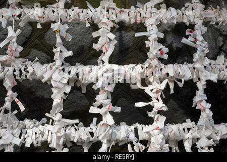 Kumamoto, Japan - November 13, 2018: Viele Omikuji, Wahrsagen Papier rutscht an der Kumamoto jo Inari Schrein Stockfoto