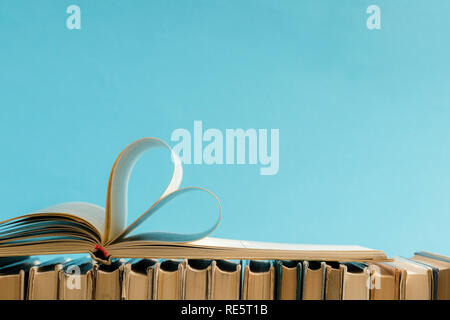 Alte hard cover Buch Seite schmücken zu Herzen Form für Liebe in Valentinstag mit unscharfen Hintergrund und Vintage Style. Zusammensetzung der Liebe, Lernen, s Stockfoto