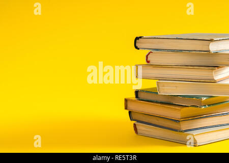 Buch, hardcover Hardcover bunte Bücher auf dem Tisch stapeln. Zurück zu Schule. Kopieren Sie Platz für Text. Bildung, Studium, Lernen, Business Stockfoto