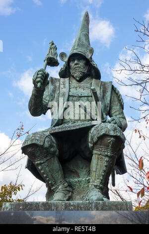 Kumamoto, Japan - 14. November 2018: Bronzestatue von Kato Kiyomasu vor seinem Schloss Kumamoto sitzt und in kacchu Schlacht Rüstung und Nag gekleidet Stockfoto