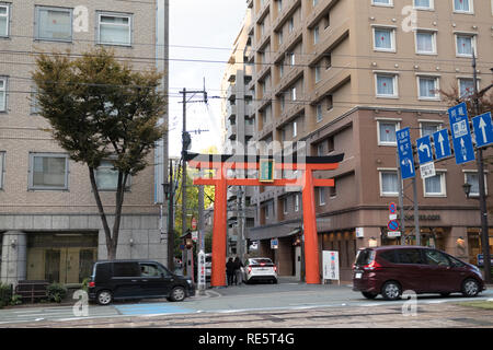 Kumamoto, Japan - 14. November 2018: Torii zu den verborgenen Kamitoricho Tempel im Zentrum der Stadt Kumamoto. Stockfoto