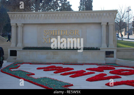 BAKU, Aserbaidschan, 20. JANUAR 2009 Blumen in Bezug von Trauernden auf Marmor Gräber legte am 20. Januar Denkmal in Baku, am Jahrestag des ma Stockfoto