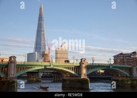 Die Southwark Bridge in London, England, mit der Shard im Hintergrund. Stockfoto