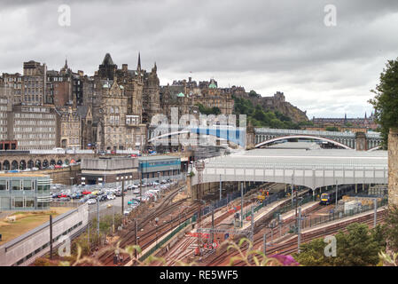 Edinburgh, Schottland/Großbritannien - 29. Juli 2018: Eine Scotrail Turbostar Zug von den Grenzen zieht, der Bahnhof Waverley Station auf einer overcas Stockfoto