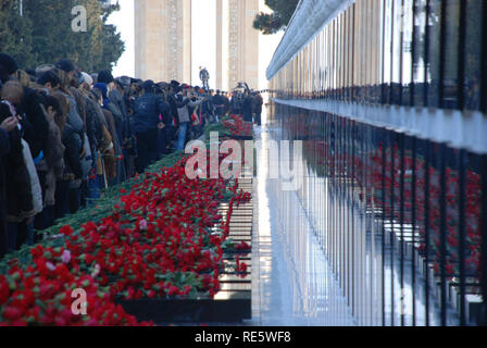 BAKU, Aserbaidschan, 20. JANUAR 2009 Blumen in Bezug von Trauernden auf Marmor Gräber legte am 20. Januar Denkmal in Baku, am Jahrestag des ma Stockfoto