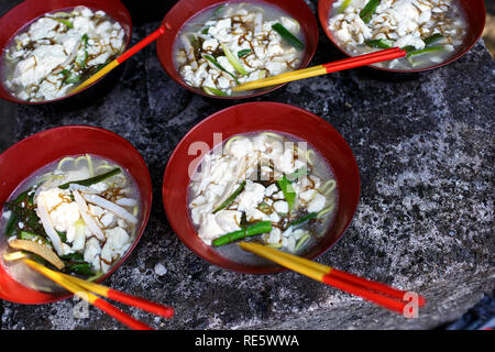 Japanisch Suppe mit Tofu in rot Schalen Stockfoto