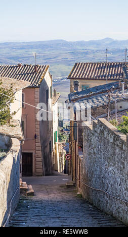 Blick über die Hügel rund um die Stadt Montalcino aus eine klaffende Wunde zwischen den Häusern Stockfoto