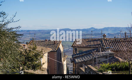 Blick über die Hügel rund um die Stadt Montalcino aus eine klaffende Wunde zwischen den Häusern Stockfoto