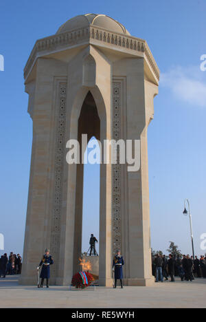 BAKU, Aserbaidschan, 20. JANUAR 2009 Blumen in Bezug von Trauernden auf Marmor Gräber legte am 20. Januar Denkmal in Baku, am Jahrestag des ma Stockfoto