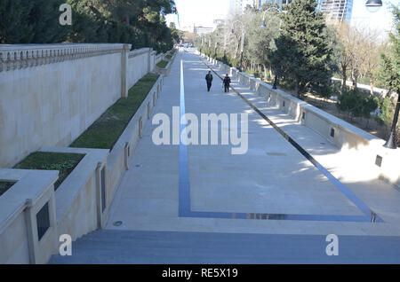 Aserbaidschan, Baku, 20. Januar 2011. Die Leute, die Gasse der Märtyrer am Jahrestag des 20. Januar Tragödie, wenn Sowjetische Armee Baku 1990 angegriffen, Ki Stockfoto
