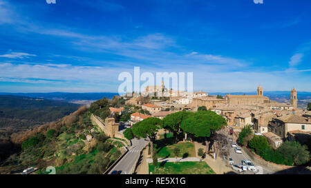 Antenne Panorama der Stadt Montalcino und die Landschaft von Chianti Hügel. Stockfoto