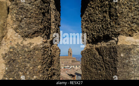 Blick auf Montalcino aus einer Lücke in der Festung. Der Palazzo dei Priori, dem Civic und Diözesanmuseum und der Landschaft von Chianti können gebessert werden. Stockfoto
