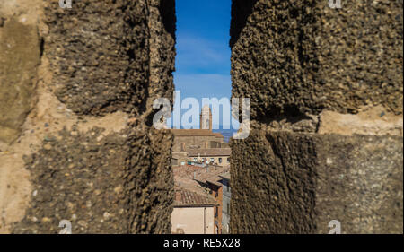 Blick auf Montalcino aus einer Lücke in der Festung. Der Palazzo dei Priori, dem Civic und Diözesanmuseum und der Landschaft von Chianti können gebessert werden. Stockfoto