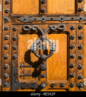 Detail der hölzernen Tür und türklopfer am Haupteingang des Casa del Cordon Palace in Burgos, Spanien Stockfoto