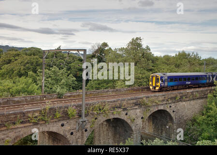 Edinburgh, Schottland/Großbritannien - 4. August 2018: ein scotrail Zug British Rail DMU-Klasse 158 Express Sprinter auf Geschwindigkeit wird über eine alte Stockfoto