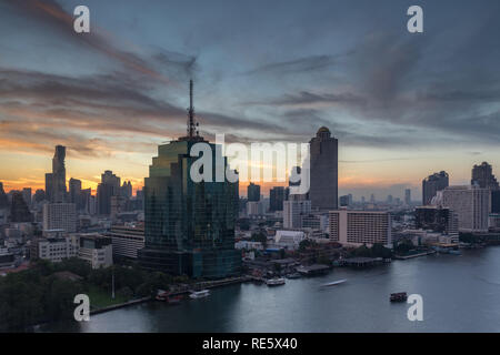 Stadtbild in Bangkok, Thailand, hoch über dem Fluss Chao Phraya Stockfoto