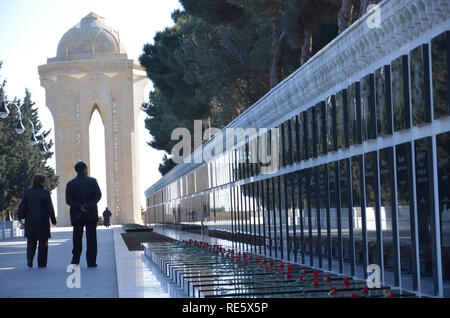 Aserbaidschan, Baku, 20. Januar 2011. Die Leute, die Gasse der Märtyrer am Jahrestag des 20. Januar Tragödie, wenn Sowjetische Armee Baku 1990 angegriffen, Ki Stockfoto