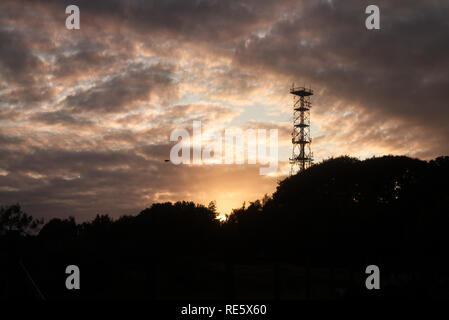 Ein Foto von einem mobilen Netzwerk Telekommunikation Turm auf Corstorphine Hügel in Edinburgh gegen einen goldenen Sonnenuntergang. Stockfoto