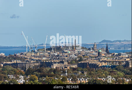 Ein stadtbild Foto von Edinburgh, Calton Hill, der Nationalen Datensätze von Schottland und die Firth-of-Forth. Stockfoto