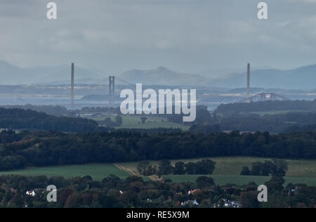 Ein Foto von der Brücken über die Firth-of-Forth und sanften Hügeln des Midlothian Landschaft in der Nähe von Edinburgh. Stockfoto