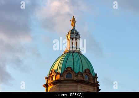 Eine Statue von einem Engel auf der Spitze der Kuppel der Damm Museum in Edinburgh, Schottland, Großbritannien bei Sonnenuntergang sitzen. Stockfoto