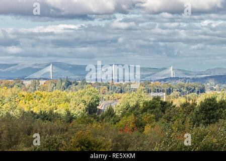 Ein Foto des neuen Queensferry Brücke über den Firth von weiter in der Nähe von Edinburgh, Schottland, Großbritannien, zeigen auch die Grafschaft Fife und ein Wald ändern Stockfoto