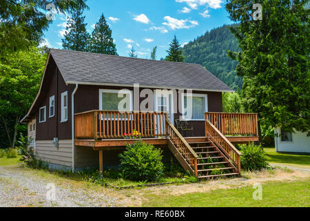 Freistehendes Haus mit großer Terrasse auf Land in British Columbia, Kanada Stockfoto