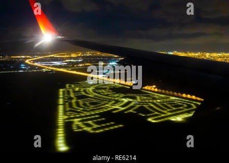 Blick aus dem Flugzeug Fenster in der Nacht, in der Stadt. Stockfoto