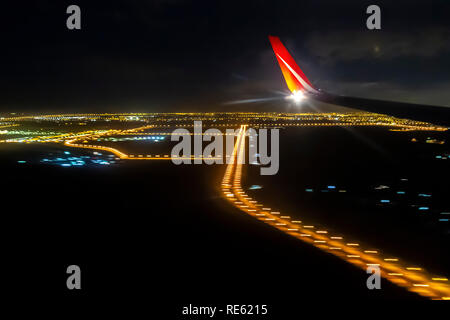Blick aus dem Flugzeug Fenster in der Nacht, in der Stadt. Stockfoto