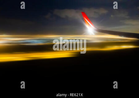 Blick aus dem Flugzeug Fenster in der Nacht, in der Stadt. Stockfoto