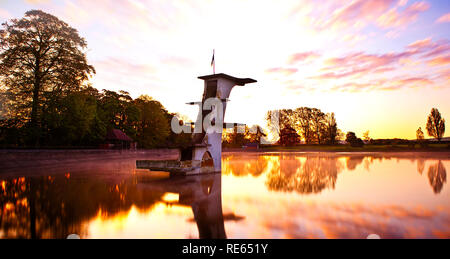 Alte Sprungturm in Coate Water Country Park, Swindon, Wiltshire, England Stockfoto