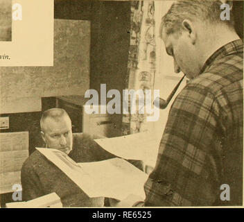 . Preiselbeeren;: die nationalen cranberry Magazin. Preiselbeeren. Jim Misho, Links und Paul Morse ihre neuesten Gerät, das vor kurzem auf den Markt gebracht wurde. Gezeigt wird der elektronische Thermometer. Wenn die Talente eines landwirtschaftliche Erzeug- Turalist und eine professionelle Mathe - matician Kombiniert werden, etwas anderes gebunden ist. Zum Beispiel Paul Morse, von R. F. Morse und Sohn, Wareham, Massachusetts und Jim Misho, Mathe - ematician Für Raytheon. Sie sind zwei cranberry Züchter und Besitzer Moor, einer mit 50 Hektar und die anderen drei Hektar, die eine Berufung der Ausarbeitung neuer Methoden in der Fr Stockfoto