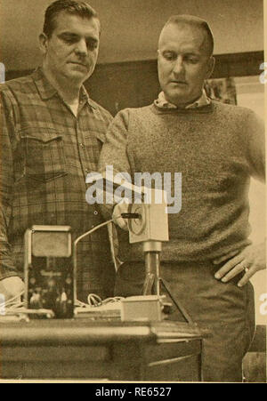 . Preiselbeeren;: die nationalen cranberry Magazin. Preiselbeeren. Jim Misho, Links und Paul Morse ihre neuesten Gerät, das vor kurzem auf den Markt gebracht wurde. Gezeigt wird der elektronische Thermometer. Wenn die Talente eines landwirtschaftliche Erzeug- Turalist und eine professionelle Mathe - matician Kombiniert werden, etwas anderes gebunden ist. Zum Beispiel Paul Morse, von R. F. Morse und Sohn, Wareham, Massachusetts und Jim Misho, Mathe - ematician Für Raytheon. Sie sind zwei cranberry Züchter und Besitzer Moor, einer mit 50 Hektar und die anderen drei Hektar, die eine Berufung der Ausarbeitung neuer Methoden in der Fr Stockfoto