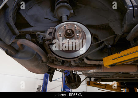 Lamellenbremse und Radnabe Zusammenbau auf einer Hubvorrichtung in einer mechanischen Werkstatt in den Prozess der Stk und Wartung. Stockfoto