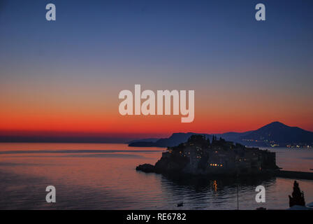 Sonnenuntergang über das luxuriöse Resort Sveti Stefan an der Küste von Montenegro Stockfoto