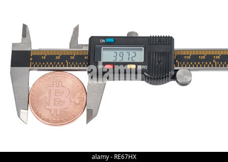 Mit einer Schieblehre den Preis der bitcoin zu messen, auf weißem Hintergrund Stockfoto
