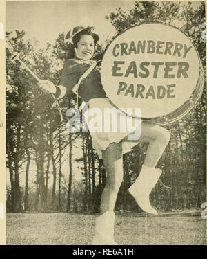 . Preiselbeeren;: die nationalen cranberry Magazin. Preiselbeeren. : S&AMP;M. Führende Cranberry Ostern Parade, Miss Betty Ronan Bowen, drum majorette in Wareham (Mass.) High School Band. (Foto mit freundlicher Genehmigung Ocean Spray) Foiirtertl. Bitte beachten Sie, dass diese Bilder sind von der gescannten Seite Bilder, die digital für die Lesbarkeit verbessert haben mögen - Färbung und Aussehen dieser Abbildungen können nicht perfekt dem Original ähneln. extrahiert. Portland, CT [etc. ]: Taylor Pub. Co [etc. ] Stockfoto