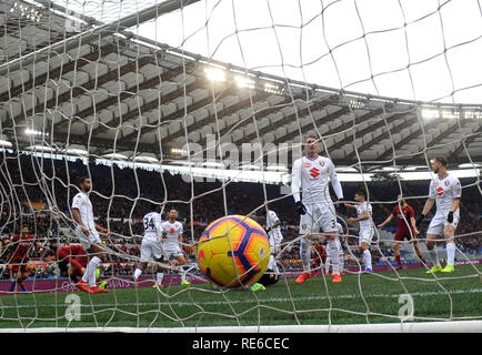 Rom, Italien. Jan, 2019 19. Als Roma's Nicolo Zaniolo Kerben sein Ziel in der Serie A Fußball Spiel zwischen dem AS Rom und Turin in Rom, Italien, 19.01.2019. Als Roma gewann 3-2. Credit: Alberto Lingria/Xinhua/Alamy leben Nachrichten Stockfoto