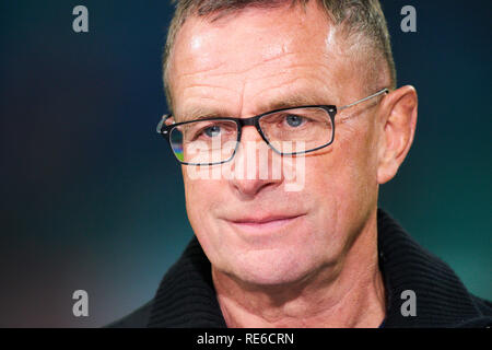 Leipzig, Deutschland. 19. Jan 2019. Ralf Rangnick, RB Leipzig Team Manager, Coach, halbe Größe, Porträt, RB LEIPZIG - BORUSSIA DORTMUND 0-1-DFL-Bestimmungen verbieten die Verwendung von Fotografien als BILDSEQUENZEN und/oder quasi-VIDEO - 1. Deutschen Fußball-Bundesliga, Leipzig, Deutschland, Januar 19, 2019 Saison 2018/2019, Spieltag 18, BVB, Red Bull, © Peter Schatz/Alamy leben Nachrichten Stockfoto