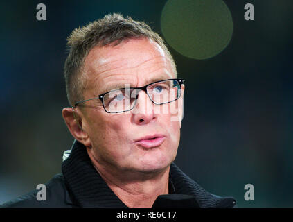 Leipzig, Deutschland. 19. Jan 2019. Ralf Rangnick, RB Leipzig Team Manager, Coach, halbe Größe, Porträt, RB LEIPZIG - BORUSSIA DORTMUND 0-1-DFL-Bestimmungen verbieten die Verwendung von Fotografien als BILDSEQUENZEN und/oder quasi-VIDEO - 1. Deutschen Fußball-Bundesliga, Leipzig, Deutschland, Januar 19, 2019 Saison 2018/2019, Spieltag 18, BVB, Red Bull, © Peter Schatz/Alamy leben Nachrichten Stockfoto