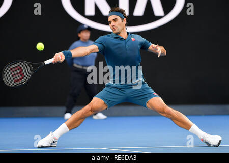 Melbourne, Australien. 20. Januar 2019. 3. Samen Roger Federer von der Schweiz in Aktion in der vierten Runde gegen 14 Samen Stefanos Tsitsipas Griechenlands am Tag sieben der Australian Open 2019 Grand Slam Tennis Turnier in Melbourne, Australien. Sydney Low/Cal Sport Media Credit: Cal Sport Media/Alamy leben Nachrichten Stockfoto