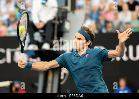 Melbourne, Australien. 20. Januar 2019. 3. Samen Roger Federer von der Schweiz in Aktion in der vierten Runde gegen 14 Samen Stefanos Tsitsipas Griechenlands am Tag sieben der Australian Open 2019 Grand Slam Tennis Turnier in Melbourne, Australien. Sydney Low/Cal Sport Media Credit: Cal Sport Media/Alamy leben Nachrichten Stockfoto