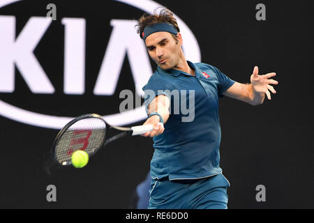 Melbourne, Australien. 20. Januar 2019. 3. Samen Roger Federer von der Schweiz in Aktion in der vierten Runde gegen 14 Samen Stefanos Tsitsipas Griechenlands am Tag sieben der Australian Open 2019 Grand Slam Tennis Turnier in Melbourne, Australien. Sydney Low/Cal Sport Media Credit: Cal Sport Media/Alamy leben Nachrichten Stockfoto